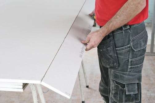 Slik skjæres gipsplater til: Brekk platen over kanten av underlaget. Slik skjæres gipsplater til: Brekk platen over kanten av underlaget.